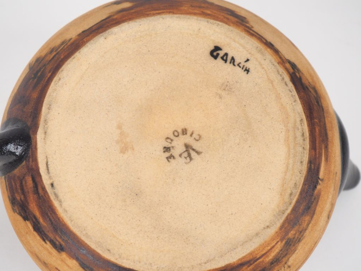 CIBOURE.  Théière en céramique à décor de paysan et de ses bœufs devan