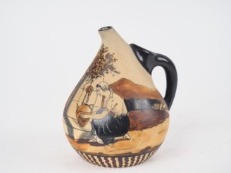 Vente aux enchères CIBOURE.  Pichet en céramique à décor de paysanne à la fontaine.  Sign