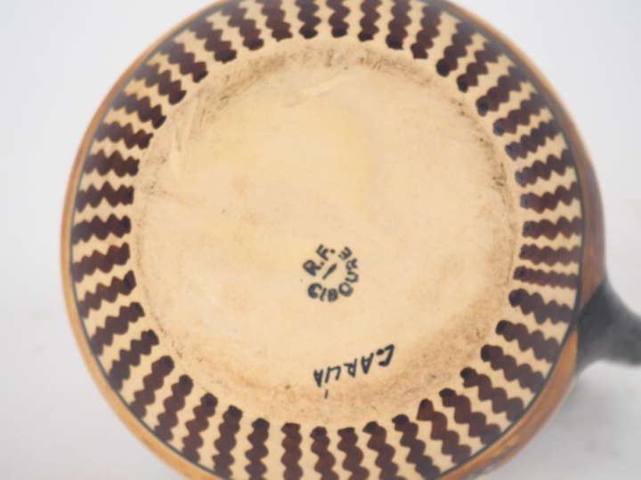 CIBOURE.  Pichet en céramique à décor de paysanne à la fontaine.  Sign