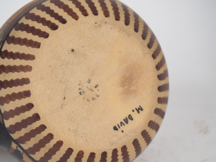 CIBOURE.  Pichet en céramique, à décor de fandango.  Signé M. DAVID RF