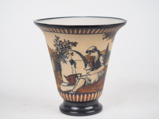 Vente aux enchères CIBOURE.  Vase cornet en céramique, à décor de paysanne à la fontaine.