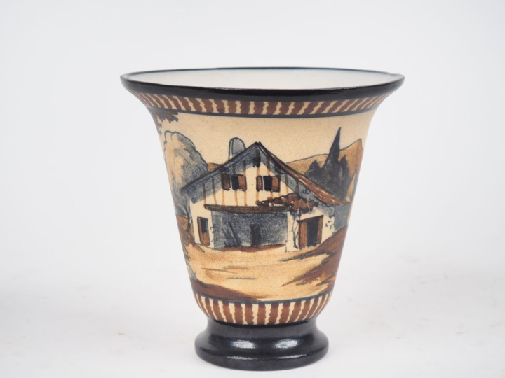 CIBOURE.  Vase cornet en céramique, à décor de paysanne à la fontaine.