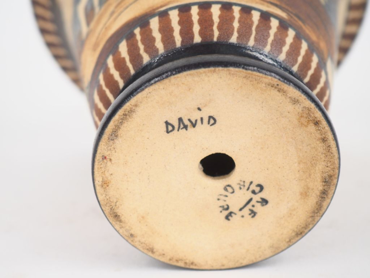 CIBOURE.  Vase cornet en céramique, à décor de paysanne à la fontaine.