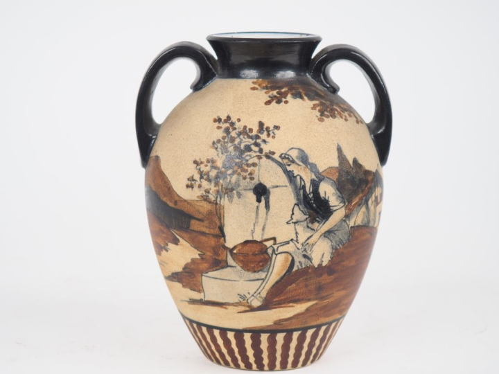 CIBOURE.  Vase ovoide à anses en céramique à décor de paysanne à la fo