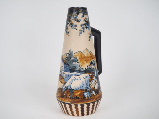 Vente aux enchères CIBOURE.  Pot à lait en céramique, à décor de paysanne triant ses breb