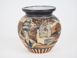 Vente aux enchères CIBOURE.  Vase ovoide en céramique à décor de paysanne portant une bar