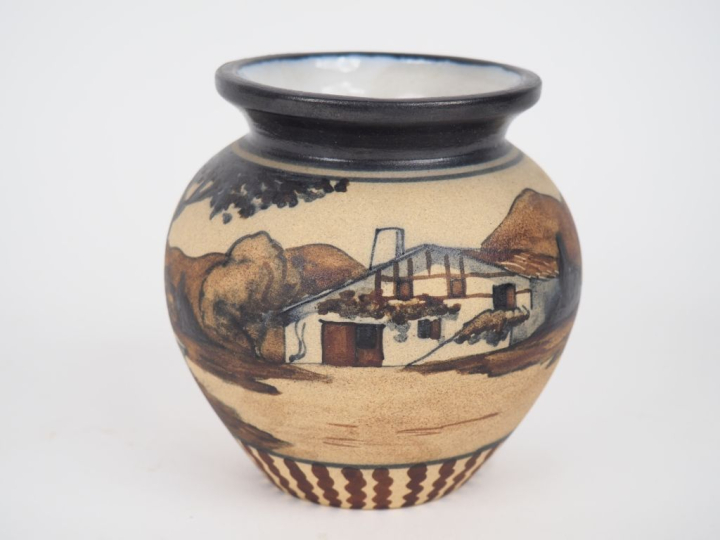 CIBOURE.  Vase ovoide en céramique à décor de paysanne portant une bar