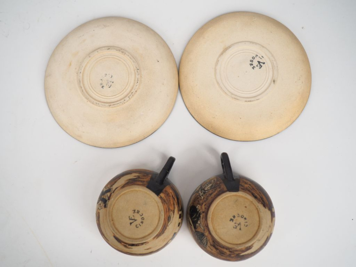 CIBOURE.  Paire de tasses et sous tasses à thé en céramique, à décor d