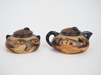 Vente aux enchères CIBOURE.  Théière et sucrier en céramique, à décor de paysage et de pa