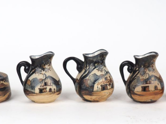 Vente aux enchères CIBOURE.  3 petits pichets, un cendrier, un vase en céramique, à décor