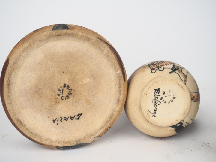 CIBOURE.  3 petits pichets, un cendrier, un vase en céramique, à décor