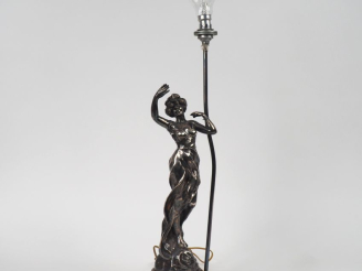 Vente aux enchères PALADINI.  Sujet 1900 en argent ou métal argenté représentant une jeun