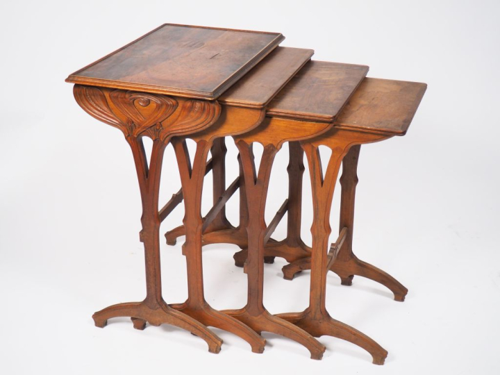 GALLE.  Suite de 4 tables gigognes en marqueterie , piétement de la pl