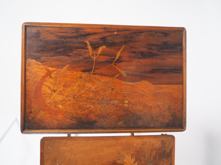 GALLE.  Suite de 4 tables gigognes en marqueterie , piétement de la pl