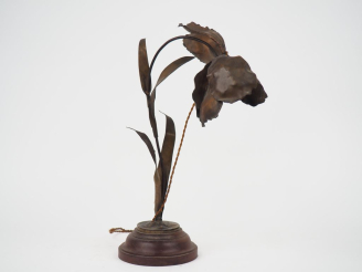 Vente aux enchères Pied de lampe Art Nouveau en tôle, en forme de fleur. H. 43 cm