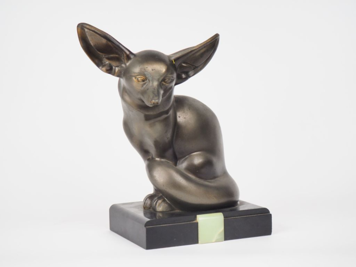 ROCHARD.  "le fennec".  Sujet en régule argenté sur un socle en marbre
