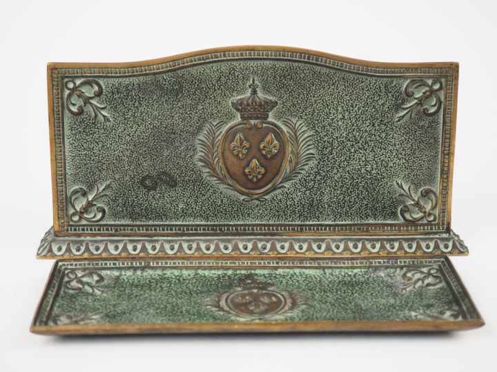 Max LE VERRIER.  Nécessaire de bureau en bronze à patine verte, à déco