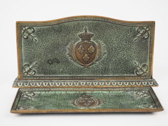 Vente aux enchères Max LE VERRIER.  Nécessaire de bureau en bronze à patine verte, à déco