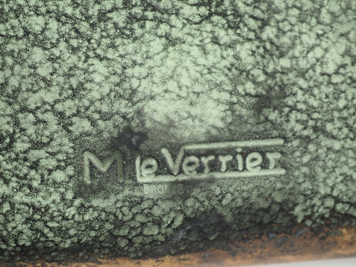 Max LE VERRIER.  Nécessaire de bureau en bronze à patine verte, à déco