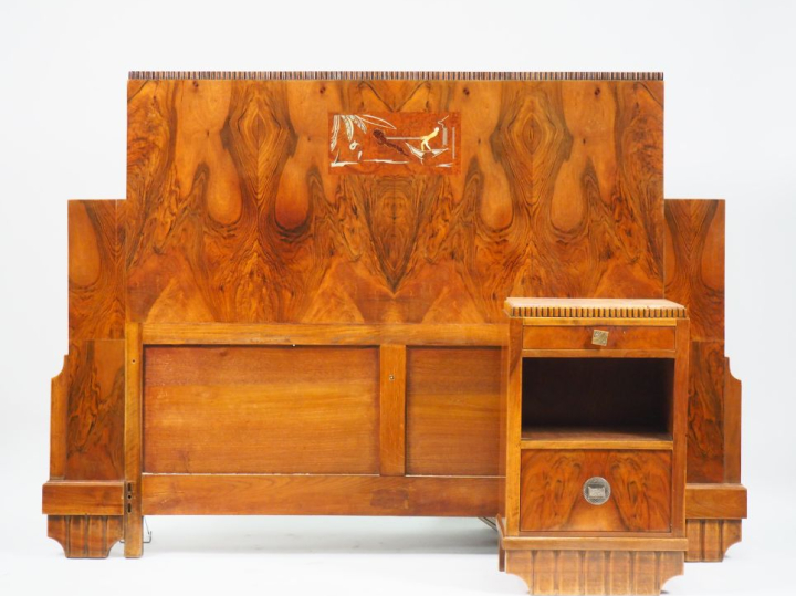 Elégante chambre à coucher Art Déco en noyer marqueté, comprenant : un