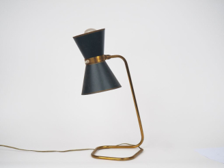 Vente aux enchères Lampe de bureau 1960, piétement en laiton, abat jour diabolo. H. 47 cm