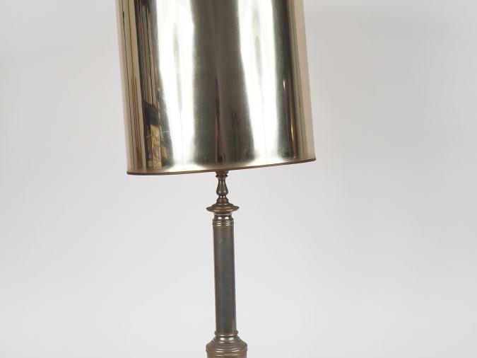 Lampe de salon en forme de colonne ionique en métal chromé. H. 50,5 cm