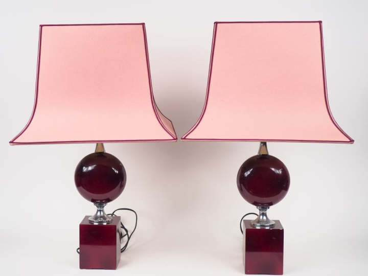 Paire de lampes modernes en tôle brune et chromée.