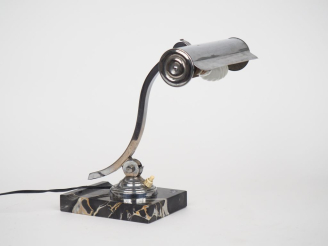 Vente aux enchères Lampe de bureau 1940 en métal chromé, socle marbre noir. H. 28 cm