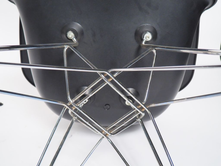 Charles EAMES. (d'après) Suite de six chaises blanche, noire et bleu c