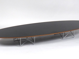 Vente aux enchères Charles EAMES. (d'après) Grande table basse ovale édition Vitra en boi