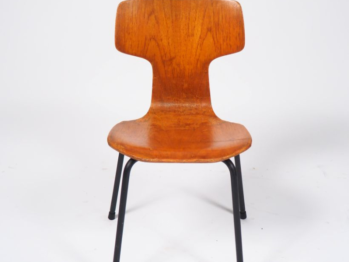 JACOBSEN.  Chaise d'enfant en bois et métal. Dim. 63 x 30 x 33,5 cm