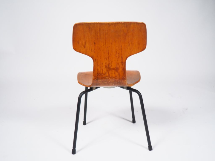 JACOBSEN.  Chaise d'enfant en bois et métal. Dim. 63 x 30 x 33,5 cm