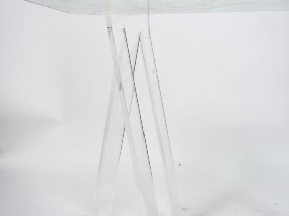 Bureau années 70-80, plateau en verre, piétement en plexiglas. Dim. 74