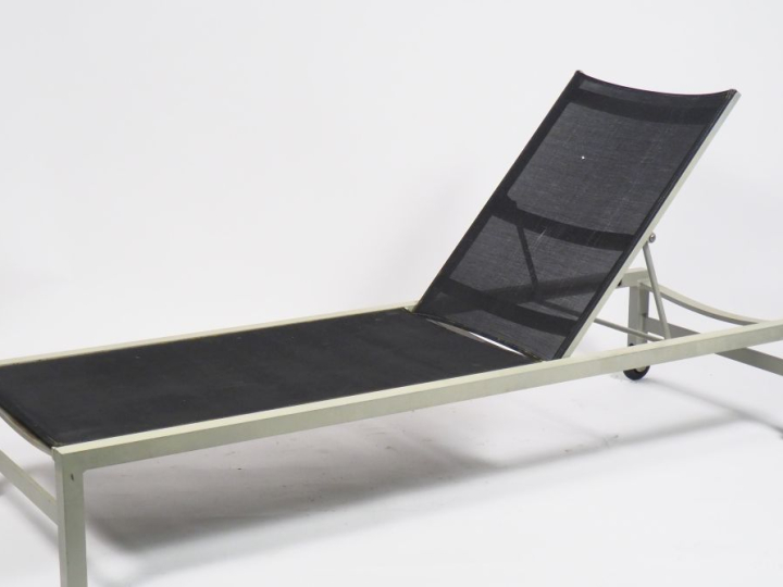 FISCHER MODEL.  Paire de chaises longues à roulettes.