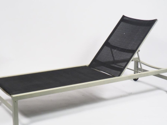 Vente aux enchères FISCHER MODEL.  Paire de chaises longues à roulettes.