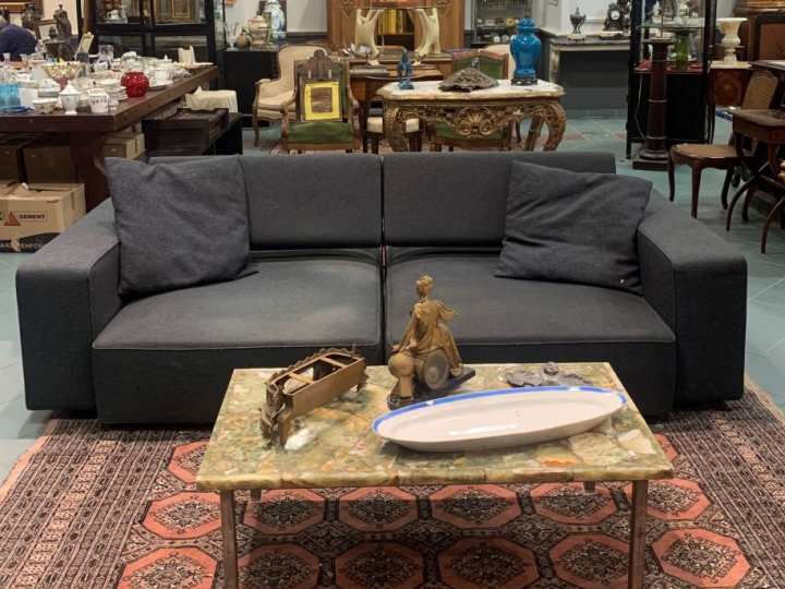 Paire de grands canapés modernes, garniture de tissu anthracite. Dim. 