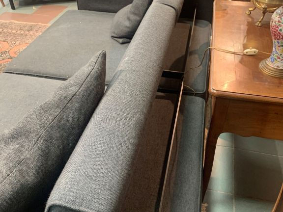 Paire de grands canapés modernes, garniture de tissu anthracite. Dim. 