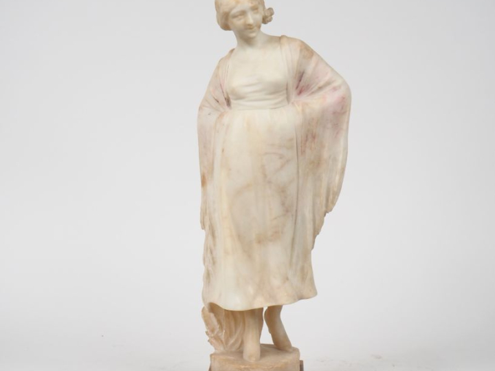 A. LUCHINI.  "La belle italienne".  Sculpture en albâtre. Signée. H. 4