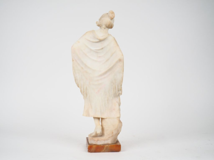 A. LUCHINI.  "La belle italienne".  Sculpture en albâtre. Signée. H. 4