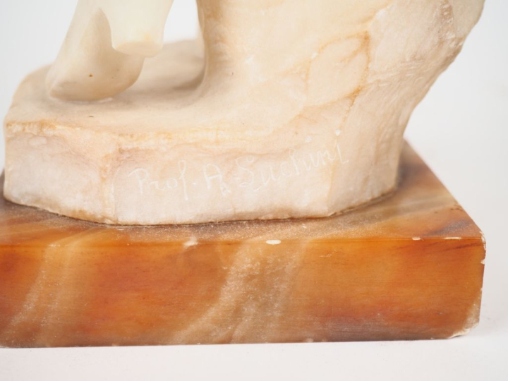 A. LUCHINI.  "La belle italienne".  Sculpture en albâtre. Signée. H. 4