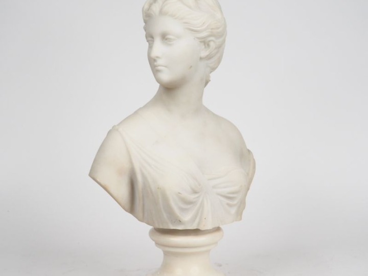 FRUGONI. (d'après Houdon). "Diane chasseresse en buste". Sculpture en 