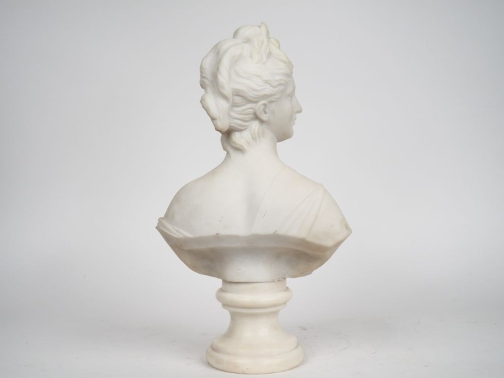 FRUGONI. (d'après Houdon). "Diane chasseresse en buste". Sculpture en 
