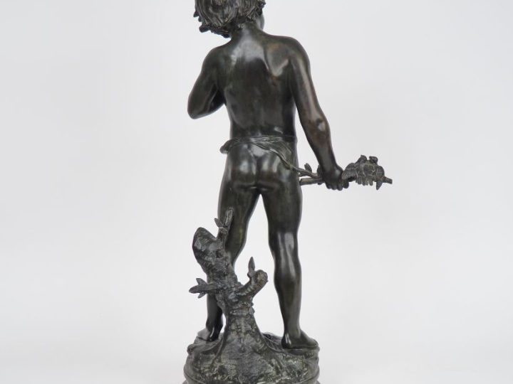 A. MOREAU. "le charmeur".  Grande sculpture en régule à patine verte. 