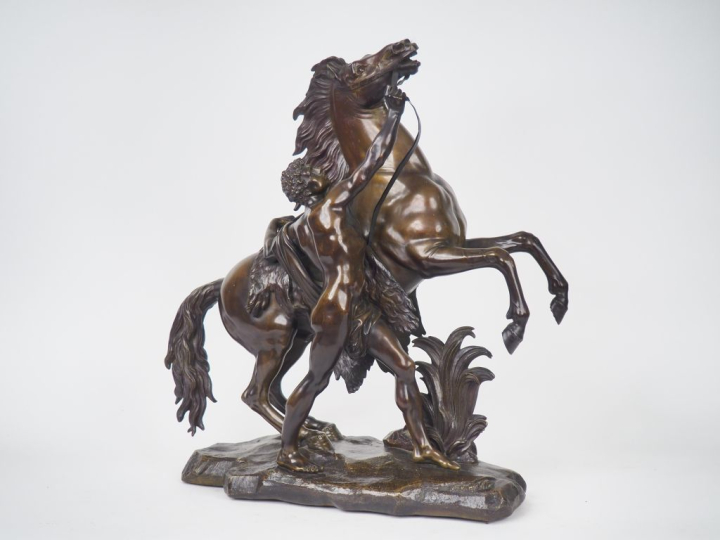 COUSTOU. (D'après) "cheval de Marly" Groupe en bronze à patine brune. 