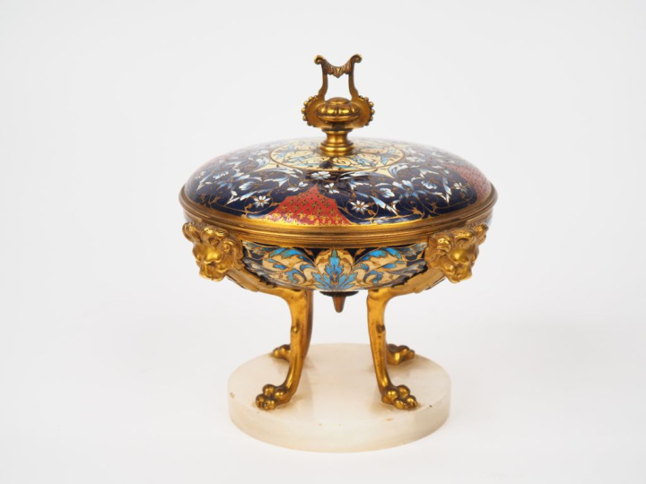 Barbedienne (attribué à).  Coupe couverte à quatre pieds en bronze dor