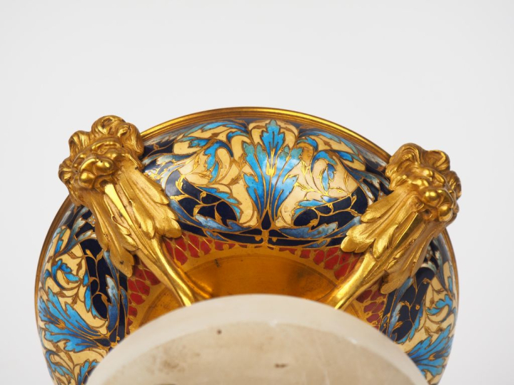 Barbedienne (attribué à).  Coupe couverte à quatre pieds en bronze dor