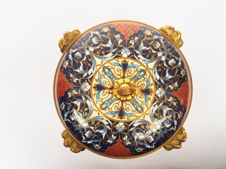 Barbedienne (attribué à).  Coupe couverte à quatre pieds en bronze dor