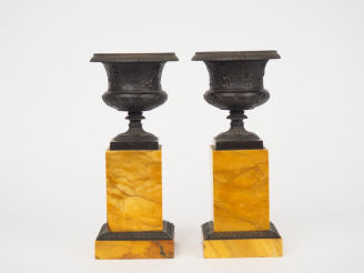Vente aux enchères Paire de cassolettes Restauration en bronze patiné et marbre jaune de 