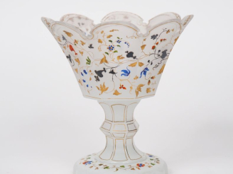 Vente aux enchères Baguier Restauration en opaline blanche, à décor de semis de fleurs po