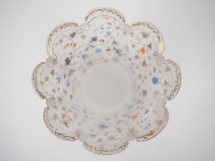 Baguier Restauration en opaline blanche, à décor de semis de fleurs po